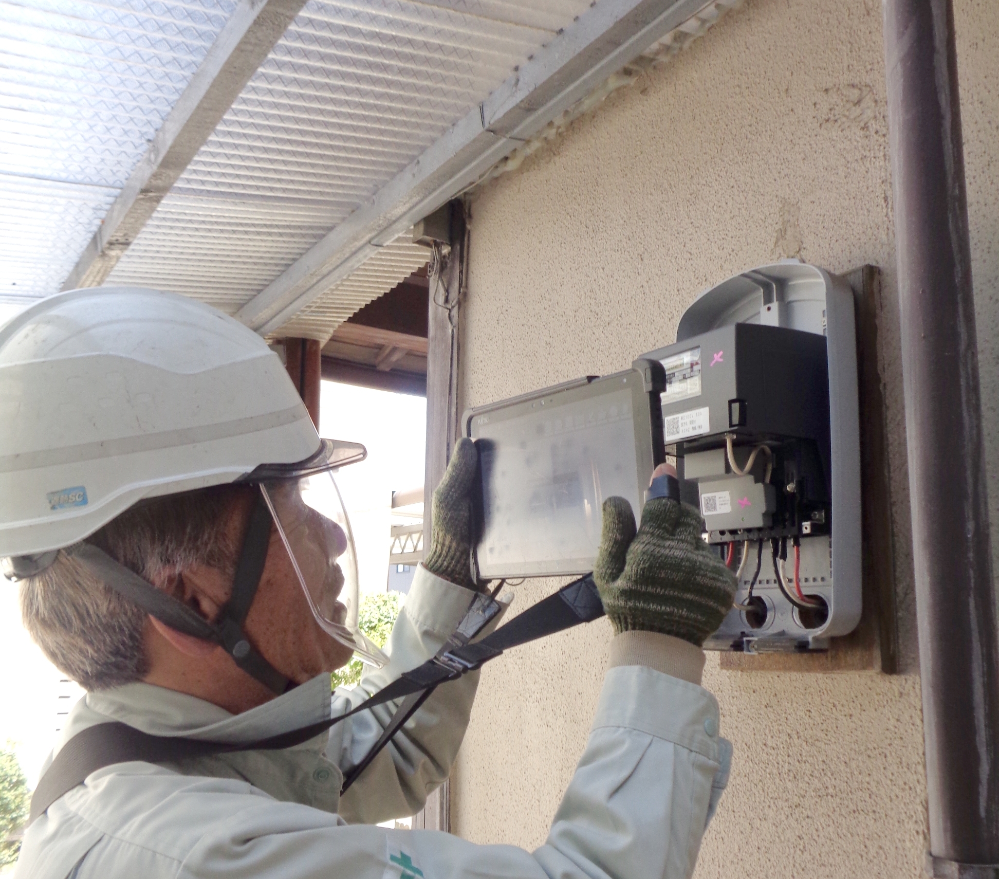 電気メーターの取替作業スタッフ